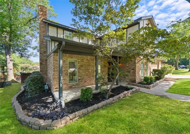 Photo 3 of Single family home for sale at 1404 Creekford Dr, Arlington, TX 76012 | MLS# 21301551 | Listing updated on 2026-09-20