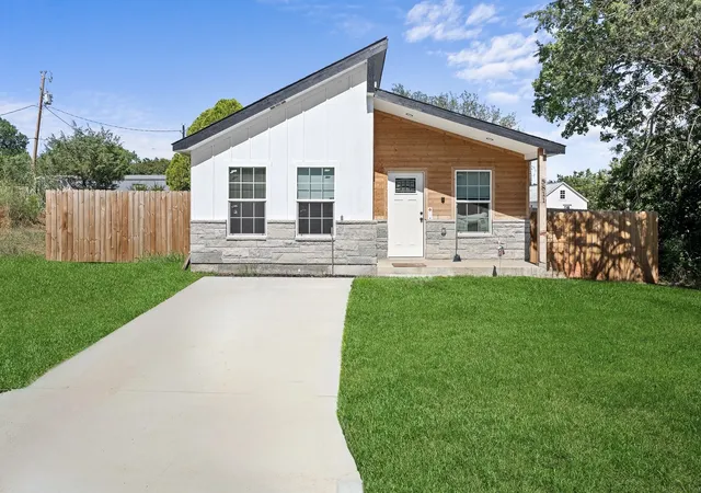 Photo 1 of Single family home for sale at 5811 Lake Granbury Trl, Granbury, TX 76048 | MLS# 21308883 | Listing updated on 2026-09-10