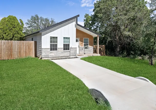 Photo 2 of Single family home for sale at 5811 Lake Granbury Trl, Granbury, TX 76048 | MLS# 21308883 | Listing updated on 2026-09-10