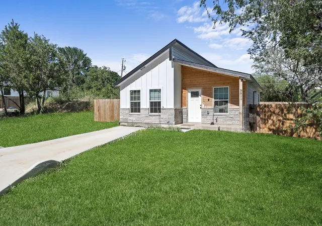 Photo 3 of Single family home for sale at 5811 Lake Granbury Trl, Granbury, TX 76048 | MLS# 21308883 | Listing updated on 2026-09-10