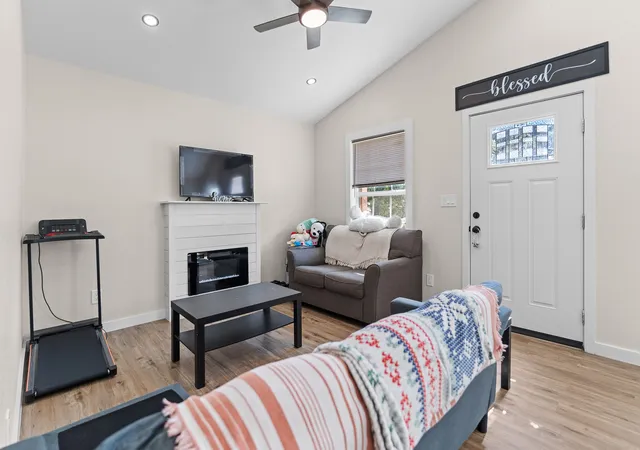 Photo 4 of Single family home for sale at 5811 Lake Granbury Trl, Granbury, TX 76048 | MLS# 21308883 | Listing updated on 2026-09-10