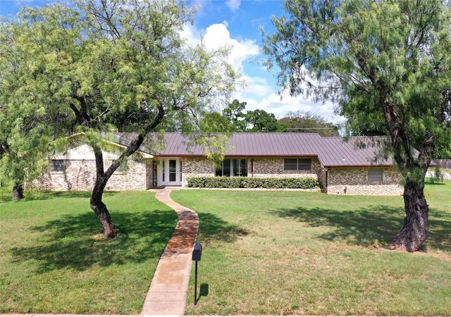 Photo 1 of Single family home for sale at 281 Oak Ridge St, Jacksboro, TX 76458 | MLS# 21309050 | Listing updated on 2026-09-10