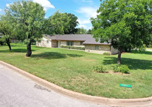 Photo 2 of Single family home for sale at 281 Oak Ridge St, Jacksboro, TX 76458 | MLS# 21309050 | Listing updated on 2026-09-10