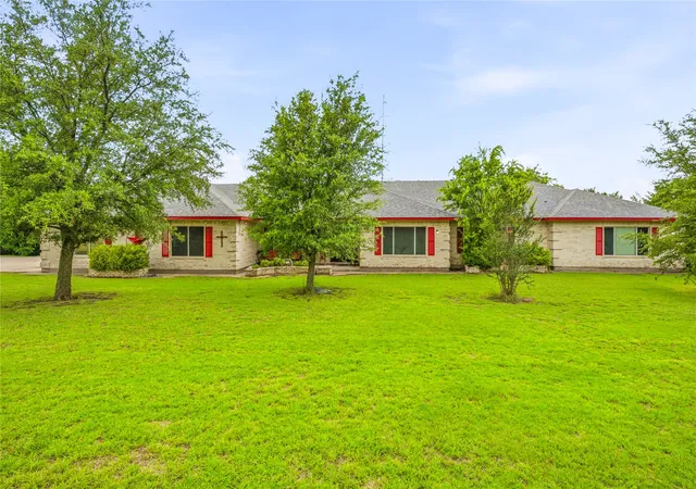 Photo 2 of Sale Pending at 118 Pleasant Valley Ln, Weatherford, TX 76087 | MLS# 21309168 | Listing updated on 2026-09-08