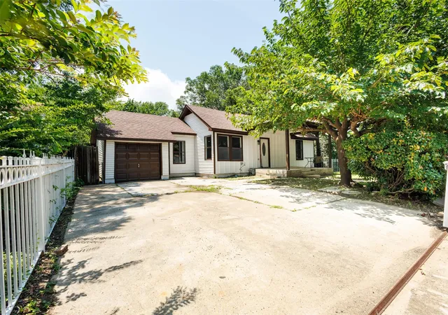 Photo 2 of Single family home for sale at 305 Hensley Dr, Grand Prairie, TX 75050 | MLS# 21309557 | Listing updated on 2026-09-11