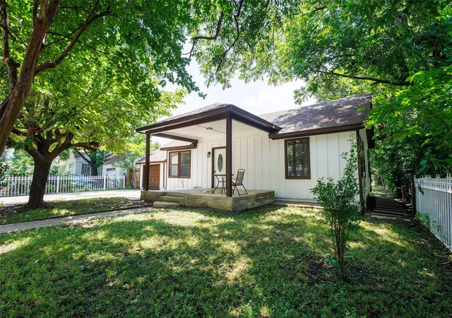 Photo 3 of Single family home for sale at 305 Hensley Dr, Grand Prairie, TX 75050 | MLS# 21309557 | Listing updated on 2026-09-11