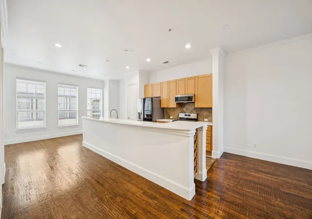 Photo 4 of Condo for sale at 643 Senda, Irving, TX 75039 | MLS# 21309316 | Listing updated on 2026-09-10