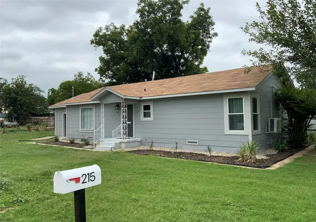 Photo 1 of Single family home for sale at 215 S 4th St, Jacksboro, TX 76458 | MLS# 21309851 | Listing updated on 2026-09-12