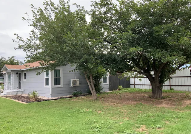 Photo 2 of Single family home for sale at 215 S 4th St, Jacksboro, TX 76458 | MLS# 21309851 | Listing updated on 2026-09-12