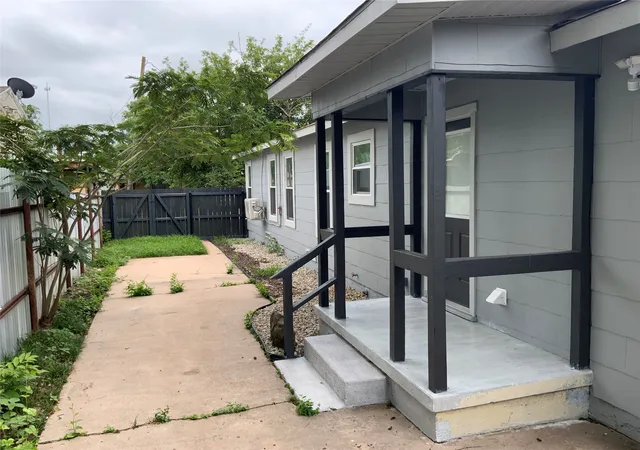 Photo 3 of Single family home for sale at 215 S 4th St, Jacksboro, TX 76458 | MLS# 21309851 | Listing updated on 2026-09-12