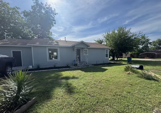 Photo 3 of Single family home for sale at 215 S 4Th St, Jacksboro, TX 76458 | MLS# 21309851 | Listing updated on 2026-09-12