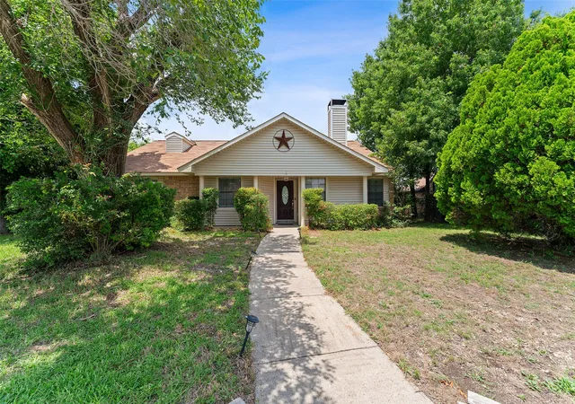 Photo 1 of Sale Pending at 420 Whitney St, Cedar Hill, TX 75104 | MLS# 21308596 | Listing updated on 2026-07-31
