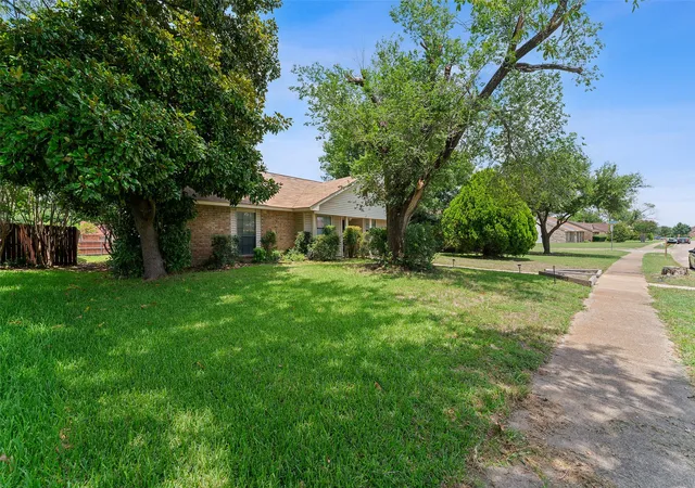 Photo 2 of Sale Pending at 420 Whitney St, Cedar Hill, TX 75104 | MLS# 21308596 | Listing updated on 2026-07-31