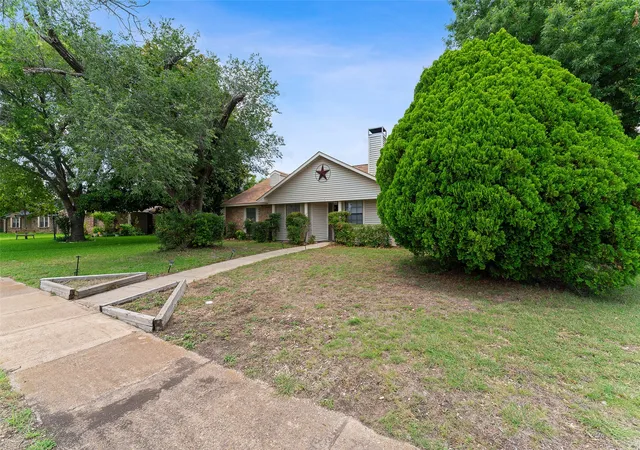 Photo 3 of Sale Pending at 420 Whitney St, Cedar Hill, TX 75104 | MLS# 21308596 | Listing updated on 2026-07-31