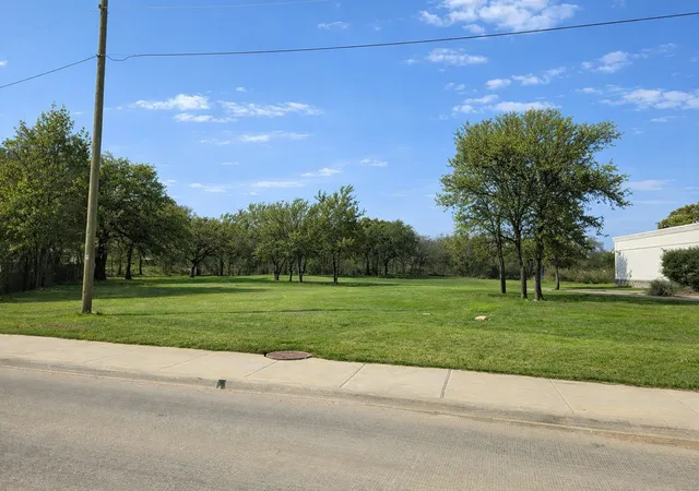Photo 3 of Sale Pending at 6624 Oak Crest Dr W, Forest Hill, TX 76140 | MLS# 21310455 | Listing updated on 2026-09-15
