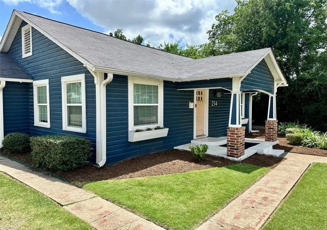 Photo 3 of Sale Pending at 214 Colorado St, Mc Kinney, TX 75069 | MLS# 21305472 | Listing updated on 2026-09-24
