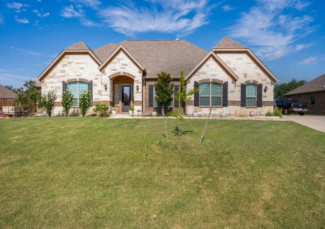 Photo 2 of Single family home for sale at 102 White Oak Dr, Aubrey, TX 76227 | MLS# 21218746 | Listing updated on 2026-09-10