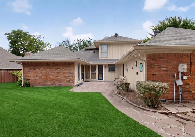 Photo 2 of Single family home for sale at 1900 Thames Dr, Arlington, TX 76017 | MLS# 21299190 | Listing updated on 2026-10-06