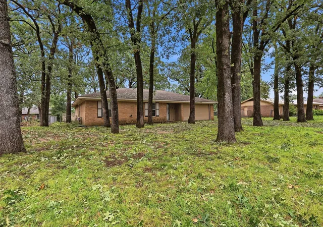 Photo 3 of Single family home for sale at 135 46th St Sw, Paris, TX 75460 | MLS# 21311218 | Listing updated on 2026-10-04