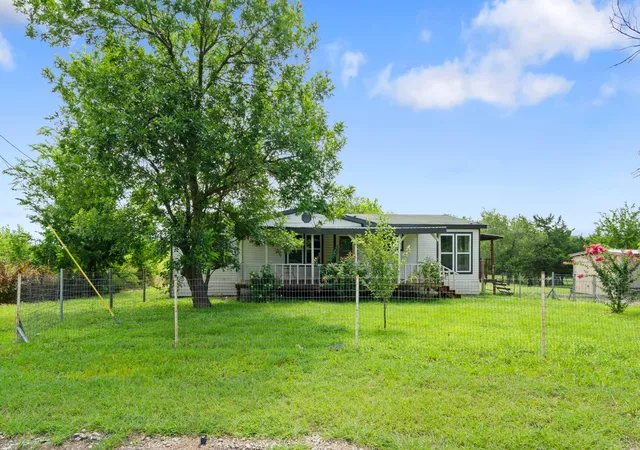 Photo 2 of Manufactured home for sale at 1006 S Telegraph Cir, Quinlan, TX 75474 | MLS# 21303195 | Listing updated on 2026-09-08