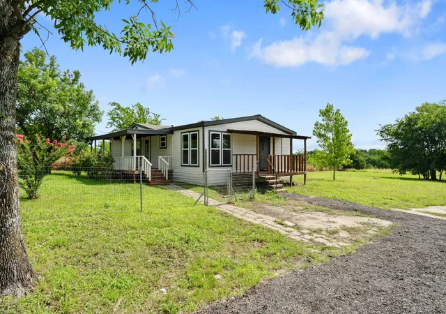Photo 3 of Manufactured home for sale at 1006 S Telegraph Cir, Quinlan, TX 75474 | MLS# 21303195 | Listing updated on 2026-09-08