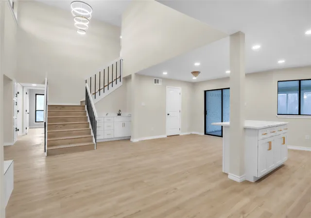 Photo 3 of Single family home for sale at 600 Flintridge Ct, Irving, TX 75038 | MLS# 21303775 | Listing updated on 2026-09-14