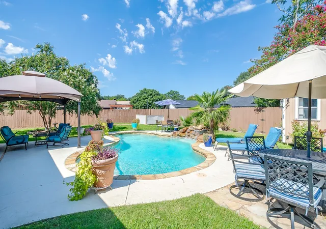 Photo 1 of Sale Pending at 922 Highland Dr, Cleburne, TX 76033 | MLS# 21310674 | Listing updated on 2026-09-10