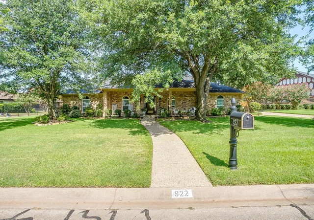 Photo 3 of Sale Pending at 922 Highland Dr, Cleburne, TX 76033 | MLS# 21310674 | Listing updated on 2026-09-10