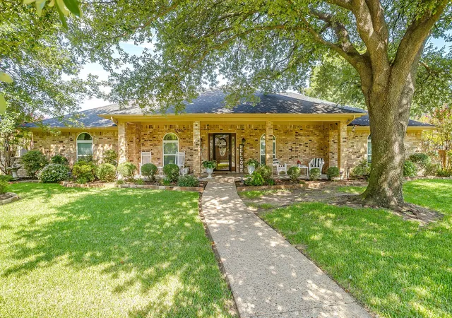 Photo 3 of Sale Pending at 922 Highland Dr, Cleburne, TX 76033 | MLS# 21310674 | Listing updated on 2026-09-10