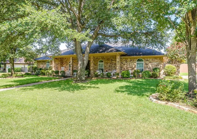 Photo 4 of Sale Pending at 922 Highland Dr, Cleburne, TX 76033 | MLS# 21310674 | Listing updated on 2026-09-10