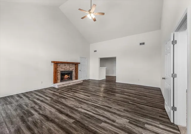 Photo 4 of Single family home for sale at 4017 Marana Dr, Granbury, TX 76048 | MLS# 21311881 | Listing updated on 2026-09-29