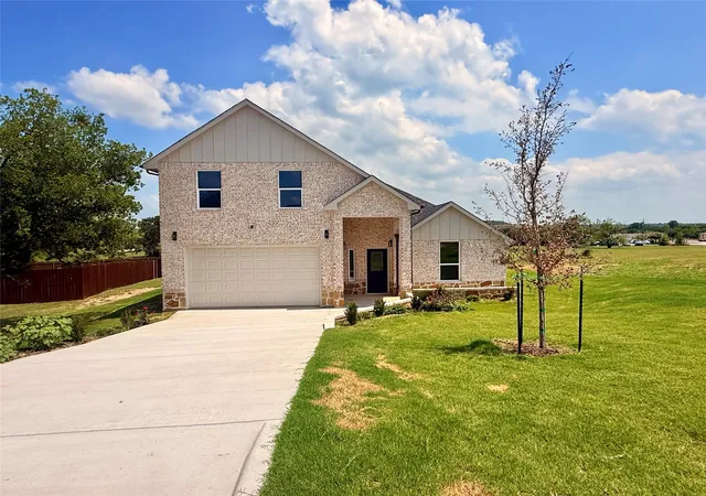 Photo 1 of Single family home for sale at 402 Bellaire Cir, Mineral Wells, TX 76067 | MLS# 21308847 | Listing updated on 2026-09-14