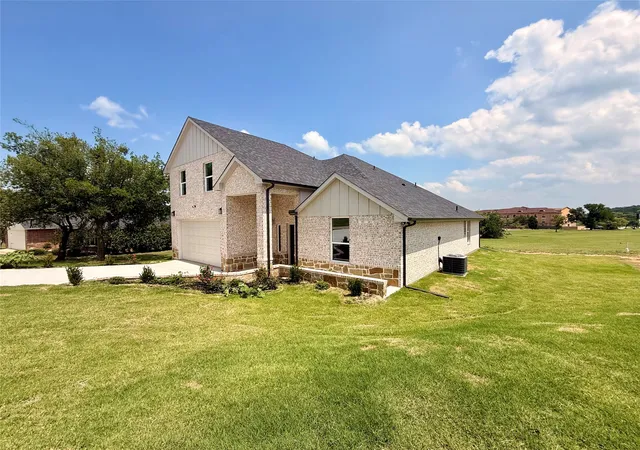 Photo 2 of Single family home for sale at 402 Bellaire Cir, Mineral Wells, TX 76067 | MLS# 21308847 | Listing updated on 2026-09-14