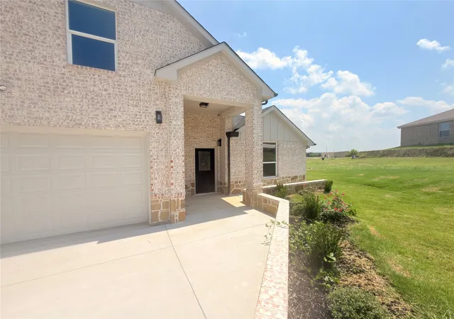 Photo 3 of Single family home for sale at 402 Bellaire Cir, Mineral Wells, TX 76067 | MLS# 21308847 | Listing updated on 2026-09-14
