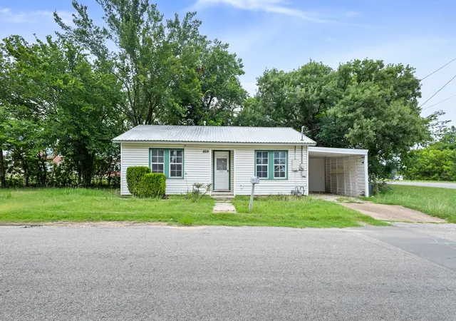 Photo 1 of Sale Pending at 1141 W Mcneill St, Stephenville, TX 76401 | MLS# 21312083 | Listing updated on 2026-07-30