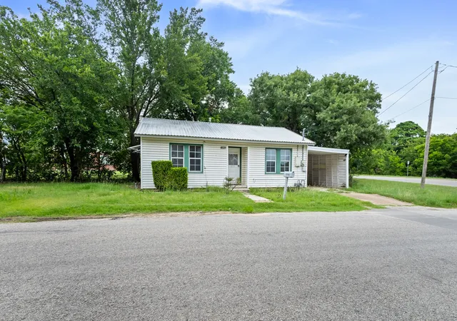 Photo 2 of Sale Pending at 1141 W Mcneill St, Stephenville, TX 76401 | MLS# 21312083 | Listing updated on 2026-07-30
