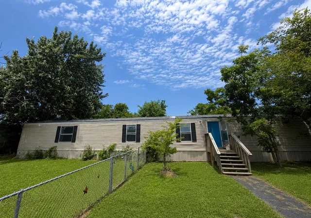 Photo 3 of Sale Pending at 204 Mcelroy St, Whitesboro, TX 76273 | MLS# 21310668 | Listing updated on 2026-09-11