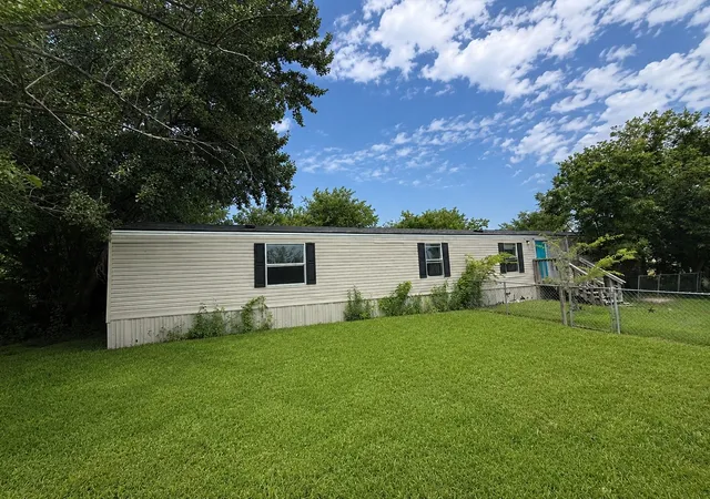Photo 3 of Sale Pending at 204 Mcelroy St, Whitesboro, TX 76273 | MLS# 21310668 | Listing updated on 2026-10-02