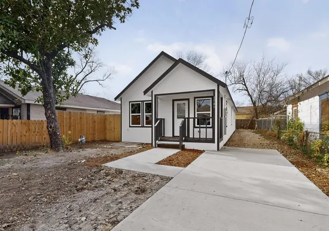 Photo 3 of Sale Pending at 1541 Caldwell St, Dallas, TX 75223 | MLS# 21312608 | Listing updated on 2026-09-11