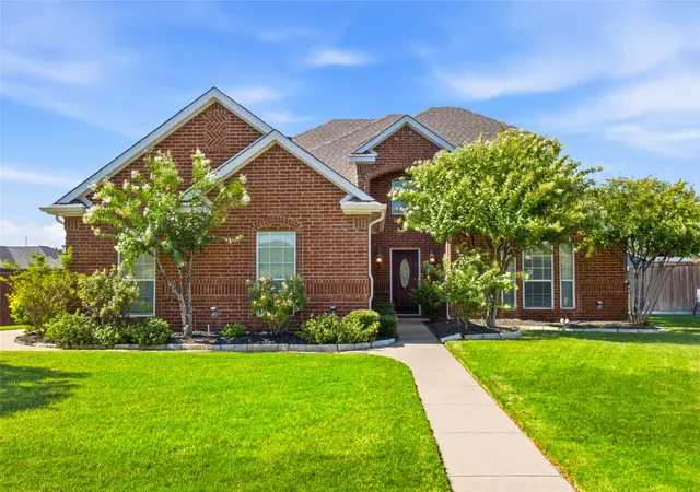 Photo 3 of Single family home for sale at 1201 Forest Green Dr, Kennedale, TX 76060 | MLS# 21311869 | Listing updated on 2026-09-29