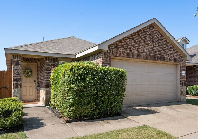 Photo 1 of Sale Pending at 2012 Victorian Dr, Heartland, TX 75126 | MLS# 21308011 | Listing updated on 2026-10-02