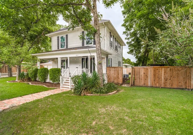 Photo 1 of Single family home for sale at 1015 N College St, Mc Kinney, TX 75069 | MLS# 21312107 | Listing updated on 2026-09-12