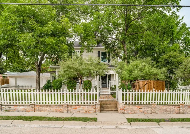 Photo 3 of Single family home for sale at 1015 N College St, Mc Kinney, TX 75069 | MLS# 21312107 | Listing updated on 2026-09-12