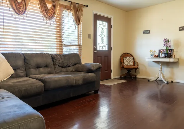 Photo 4 of Sale Pending at 1010 Mcclendon St, Irving, TX 75061 | MLS# 21312776 | Listing updated on 2026-09-15