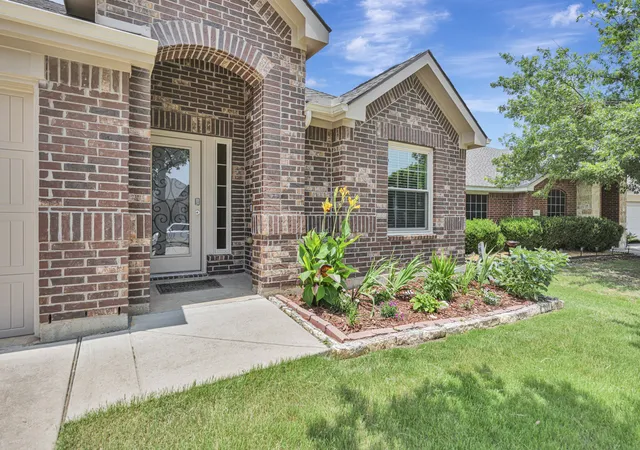 Photo 2 of Single family home for sale at 933 Keel Line Dr, Crowley, TX 76036 | MLS# 21310061 | Listing updated on 2026-09-08