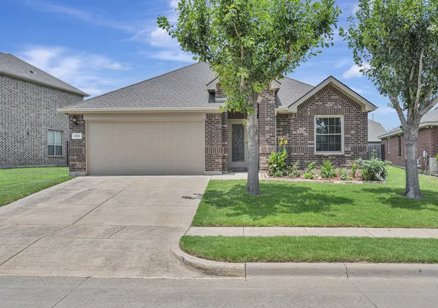 Photo 3 of Single family home for sale at 933 Keel Line Dr, Crowley, TX 76036 | MLS# 21310061 | Listing updated on 2026-09-08