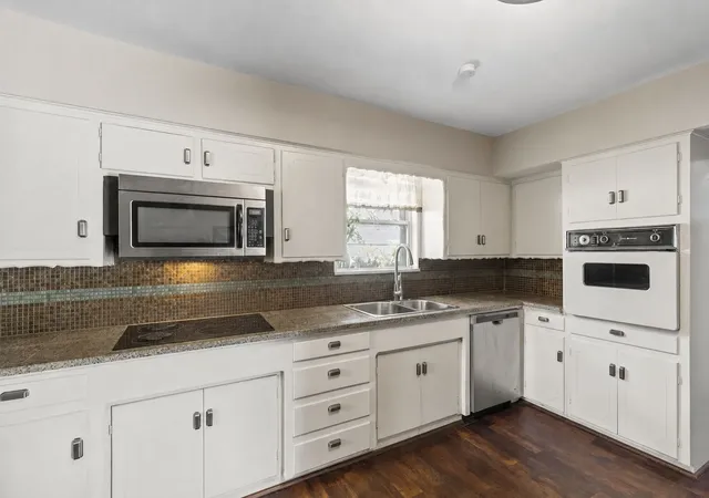 Photo 3 of Single family home for sale at 725 Branch Dr, Garland, TX 75041 | MLS# 21312416 | Listing updated on 2026-09-13