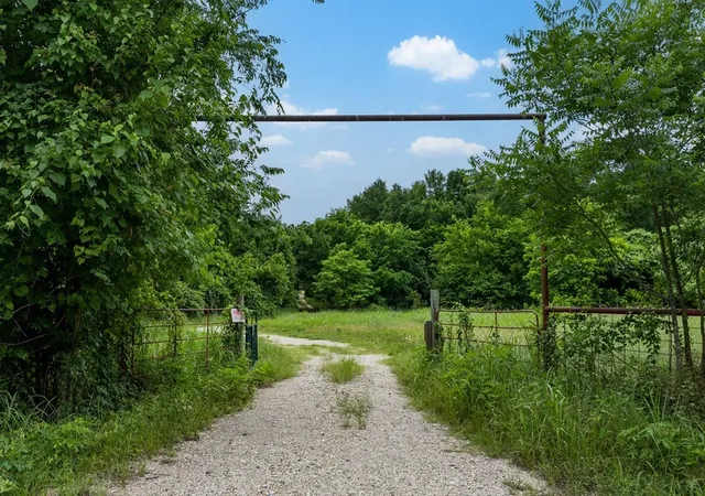 Photo 2 of Single family home for sale at 15800 County Road 4009, Mabank, TX 75147 | MLS# 21309072 | Listing updated on 2026-09-18