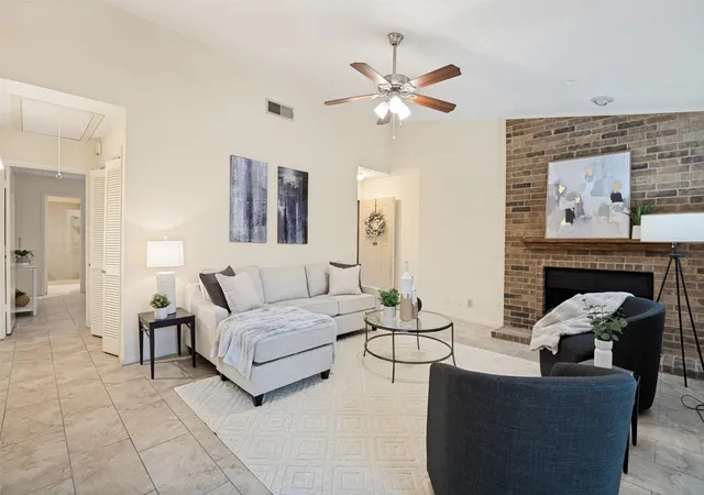 Photo 4 of Sale Pending at 1109 Calico Ln #1822, Arlington, TX 76011 | MLS# 21312307 | Listing updated on 2026-09-10