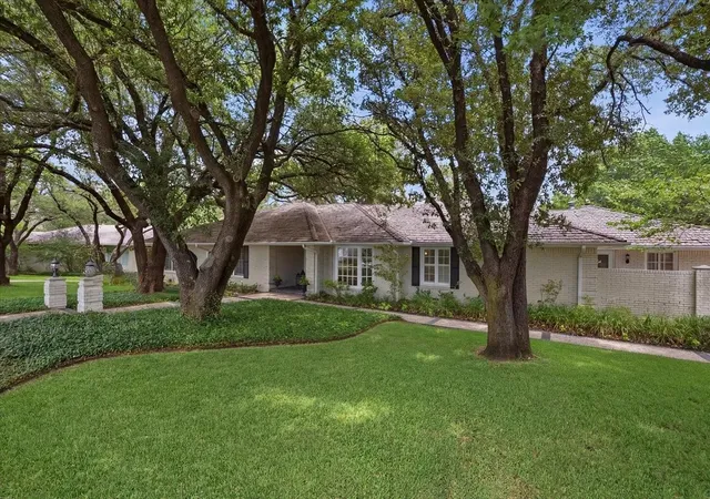 Photo 1 of Single family home for sale at 2209 Canterbury Dr, Fort Worth, TX 76107 | MLS# 21312764 | Listing updated on 2026-09-14